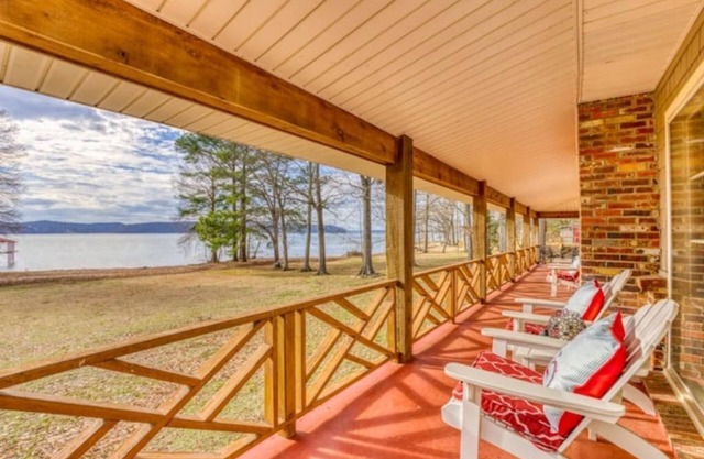 Lakefront Luxury Comfort Home offering Large Acreage and Privacy