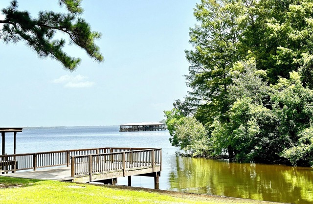 Lakefront Luxury: Commercial Icemachine, Fire Pit, Your Getaway Awaits!