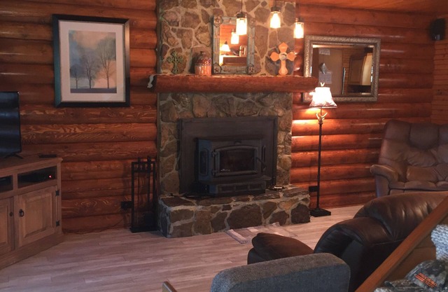 LAKEFRONT LUXURY! Log Home near CYPRESS BEND. Boat House, Fire Pit, Kayaks