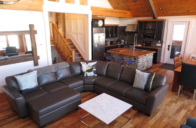 Lakefront Luxury Muskoka Cottage | Hot Tub, Bunk House & Games Room