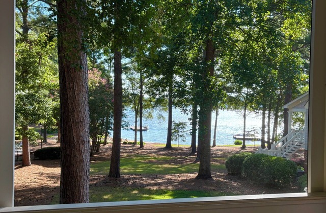 LAKEFRONT LUXURY- Reynolds GW -Right Next to Pool, Tennis, Beach, Marina, Docks