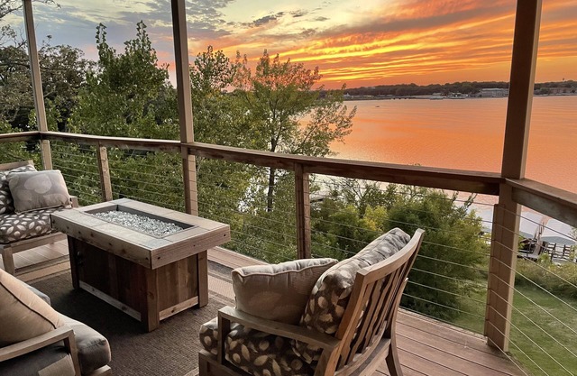 Lakefront Luxury! Spacious corner condo, wrap around deck. 6 BB waterpark passes