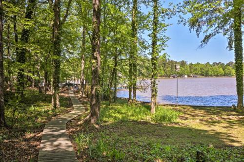 Lakefront Milledgeville Cabin Private Dock, Porch