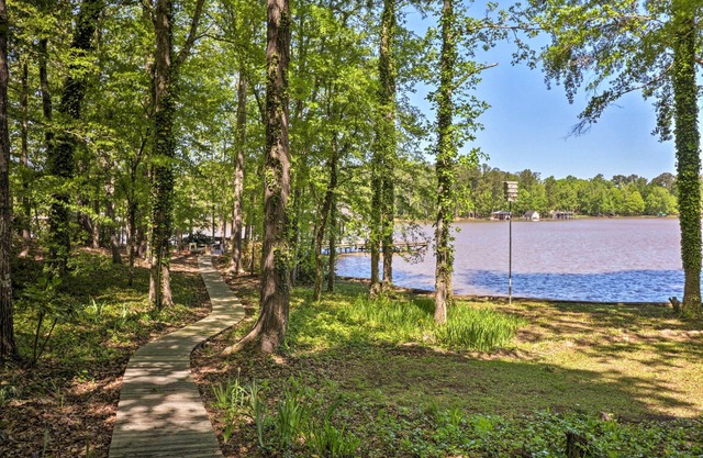 Lakefront Milledgeville Cabin: Private Dock, Porch
