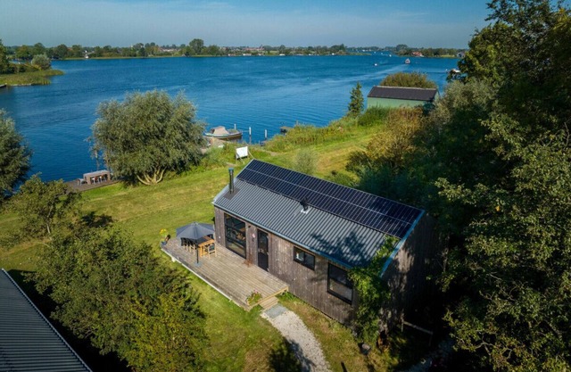Lakefront Nature House with Own Dock: Reidhintsje