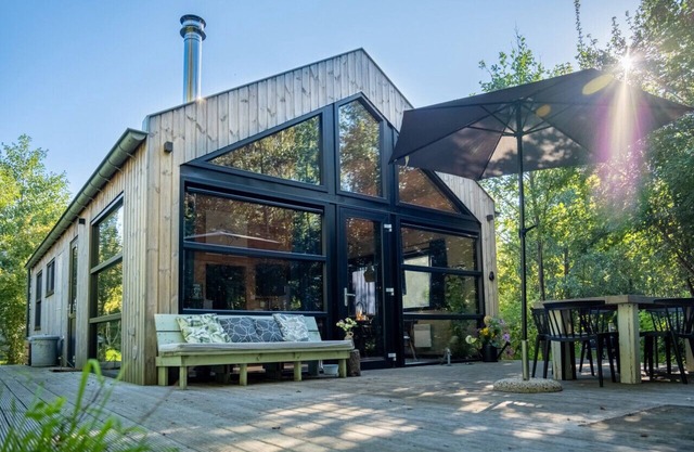 Lakefront Nature House with own shared dock in Friesland: Skries