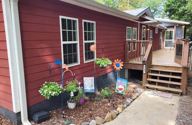 Lakefront on Nottely:Family retreat & single level with covered boat slip.