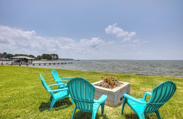 Lakefront Onalaska Home w/Screened-In Porch!