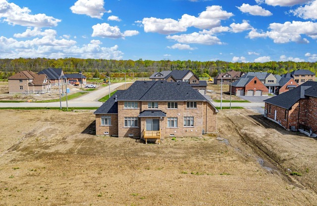 LAKEFRONT PARADISE - 6 BEDROOMS HAVEN WITH BREATHTAKING VIEWS!