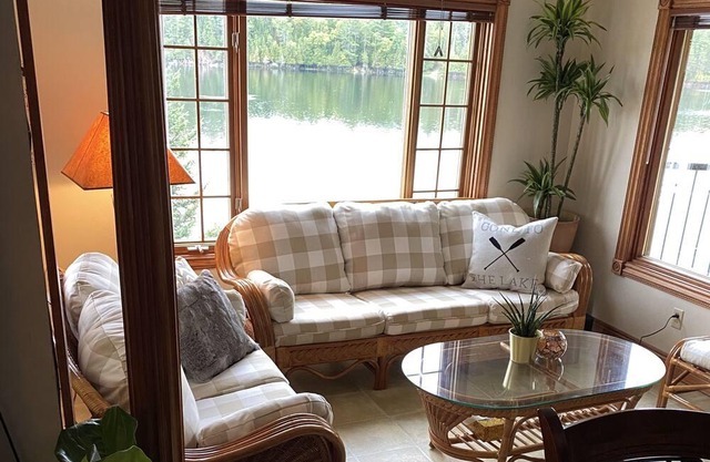 Lakefront Pineview Chalet + Spa on Lac Orignal