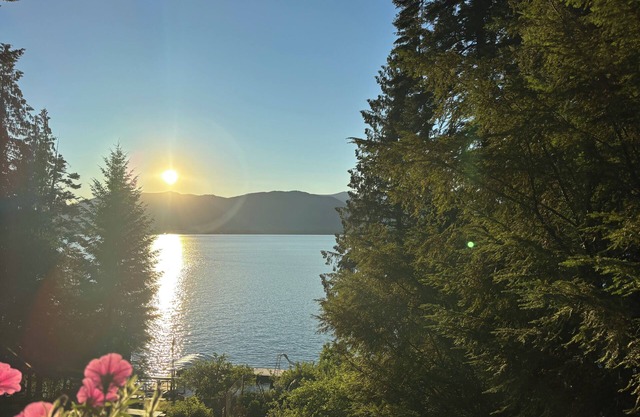 Lakefront Property/Water slide/Dock Access/Hot Tub/Grill/10 mins to Sandpoint!