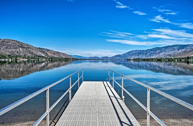 Lakefront Resort Townhome with Gas Grill & Kayaks!