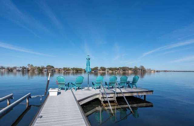 Lakefront Retreat with Hot tub, dock, kayaks, SUP, Firepit