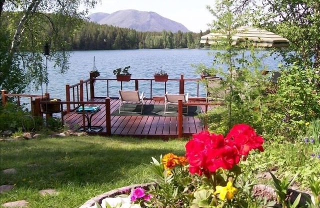 LAKEFRONT RETREAT BY GLACIER PARK