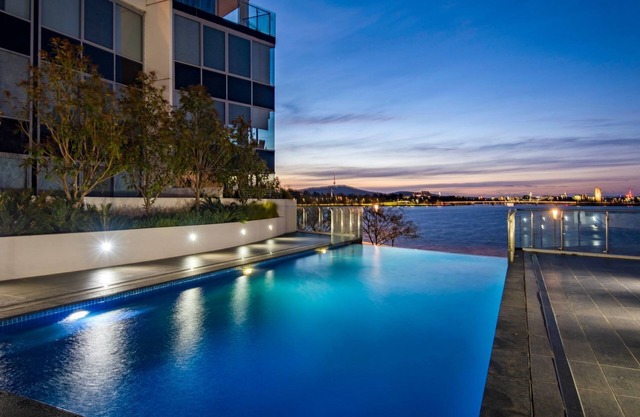 Lakefront Retreat with Stunning Views