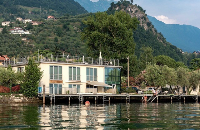 Lakefront Retreat with Garden