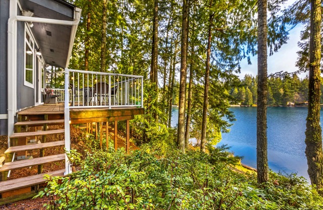 Lakefront retreat with view, deck & private dock