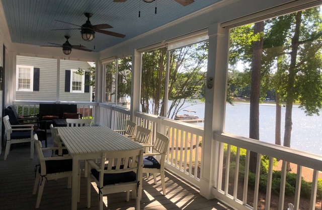 LAKEFRONT REYNOLDS - 2 kayaks/2 paddleboards/Boat dock . INCREDIBLE views!