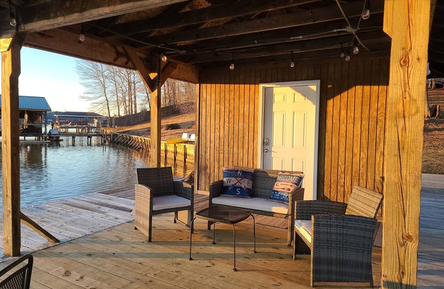 Lakefront Sinclair Daylight Dreamer, Hot Tub