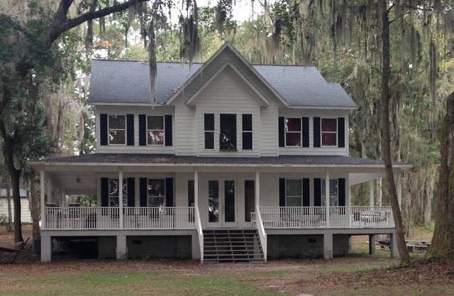 Lakefront southern charm in beautiful quiet area