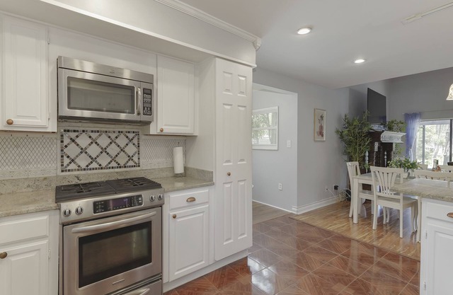 Lakefront Tampa home w/pool table + outdoor patio