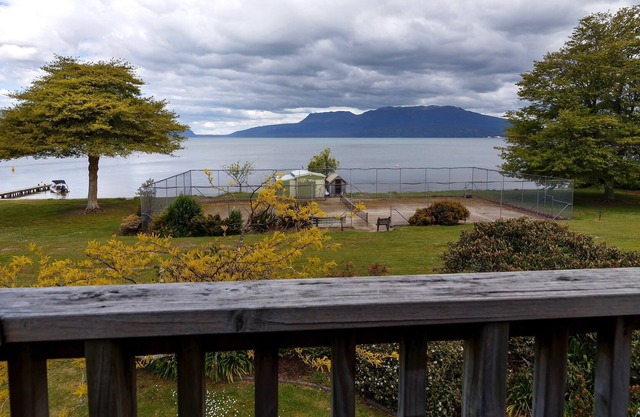 LAKEFRONT TARAWERA - LAKE TARAWERA HOLIDAY HOME in Hamurana