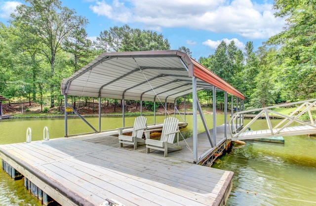 *Lakefront + Theater Family Fun Hideaway in AL*