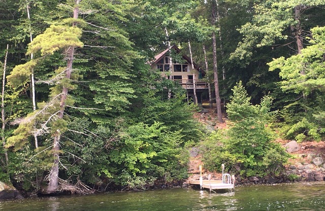 Lakefront Traditional 4-bedroom cottage in Frye Island