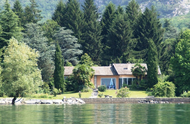 Lakefront Villa, in its own 5 acre parc at the lake, private sandy beach