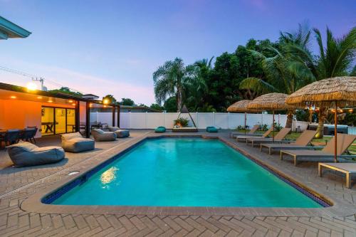Lakefront Villa Tropical Backy