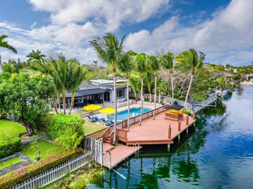 Lakefront Villa with Heated Pool only 6 minutes to the Beach
