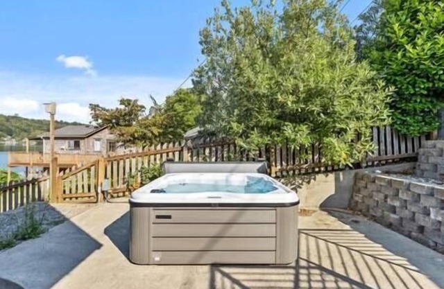 Lakefront w/Hot tub, and Dock!