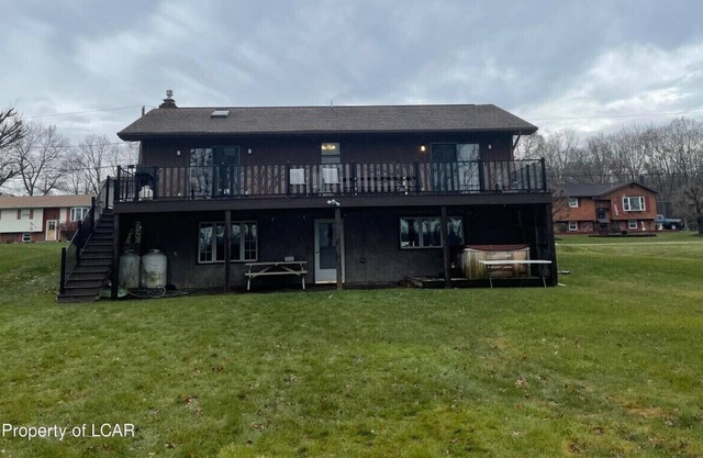 LAKEFRONT w/ HOT TUB/ GAME ROOM/ FIREPIT/ 5 MIN TO SKI/ sleeps 12 / Pet Friendly