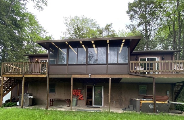 LAKEFRONT w/ HOT TUB, FIRE PIT, 5 MIN TO SKI / Sleeps 22/ Pet Friendly