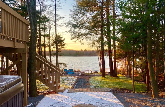 Lakefront w Sauna/Hot Tub/Boats/Beach/Firepit/Pool table,close to Kalahari & Ski