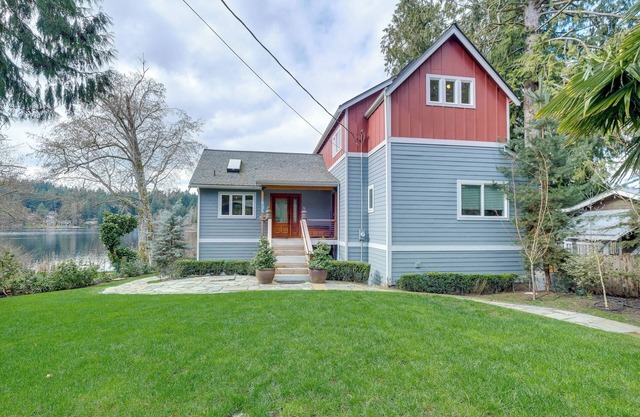 Lakefront Washington Home w/Grill, Dock & Kayaks!