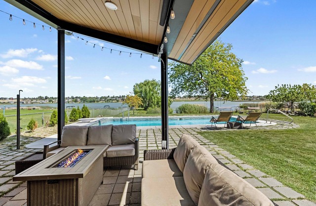 Lakefront Washington Home w/Private Pool & Sauna