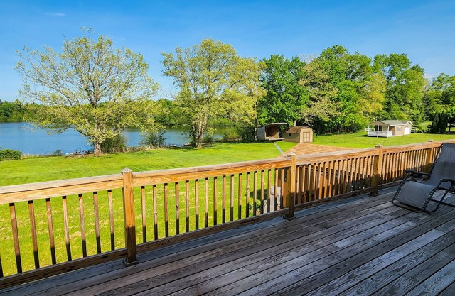LAKEFRONTw/HOTTUB/FIREPIT,5 min to Ski, GameRoom, KIDS PLAY AREA/Sleeps12/PetsOK