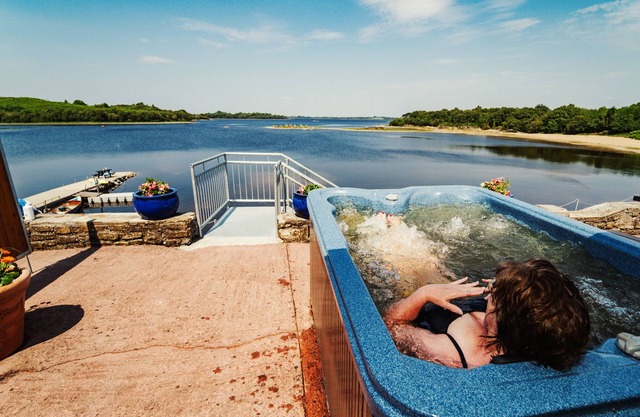 Lakehouse Apartment With Hot Tub & Sauna , Stunning Views On The Lake