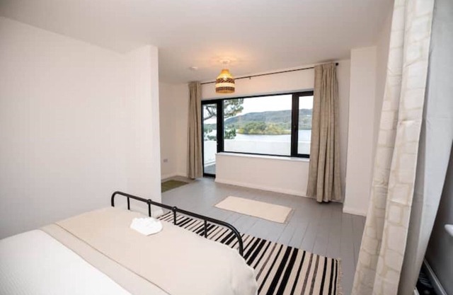 Lakehouse Art Deco retreat