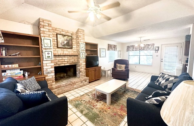 Lakehouse at Lake Corpus Christi with pier