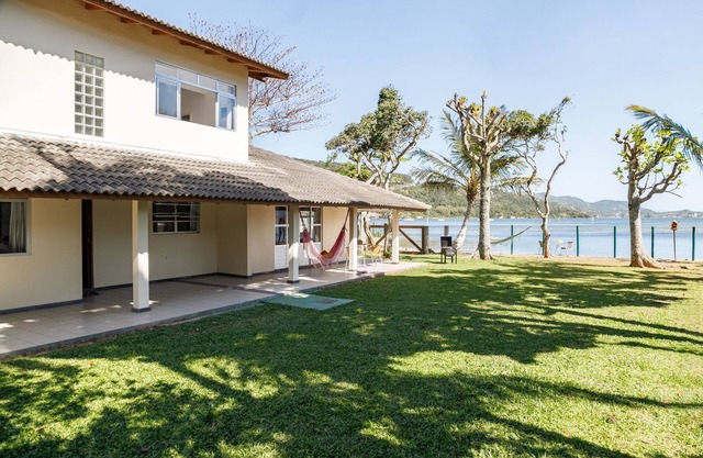 Lakehouse – Exclusive Waterfront Retreat
