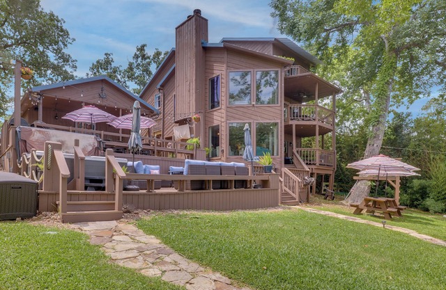 Lakehouse: Hot Tub, Waterslide, Game Room & Kayaks