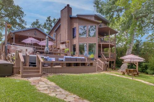 Lakehouse Hot Tub, Waterslide, Game Room and Kayaks
