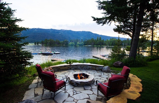 Lakehouse- Private Dock, Fireplace, Hottub, Firepit, Canoes, Bikes, Paddleboards