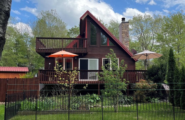 Lakehouse Retreat 3BR+loft Fenced Yard Pet Friendly Game Room canoe Slopes