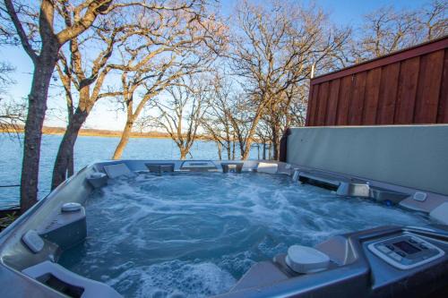 Lakehouse Retreat with Hot Tub