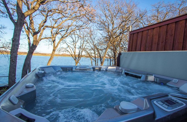 Lakehouse Retreat with Hot Tub