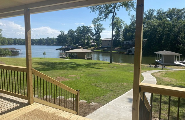 LakeHouse w/Great Views-Newly Renovated-private boat house/dock & fire pit