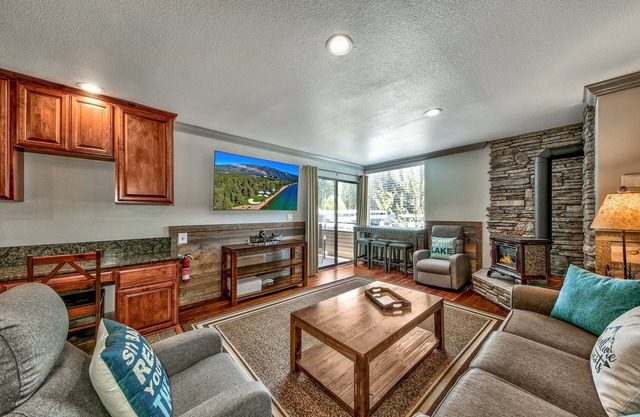 Lakeland Village #206 1BR Heavenly Hideaway hot tub, AC, Private Beach